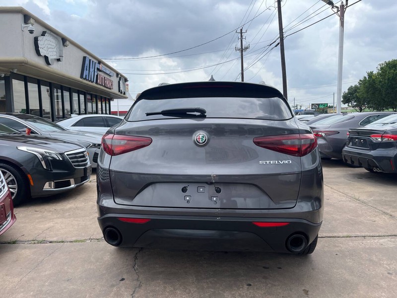 Alfa Romeo Stelvio Vehicle Image 04