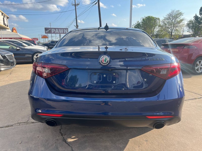 Alfa Romeo Giulia Vehicle Image 04