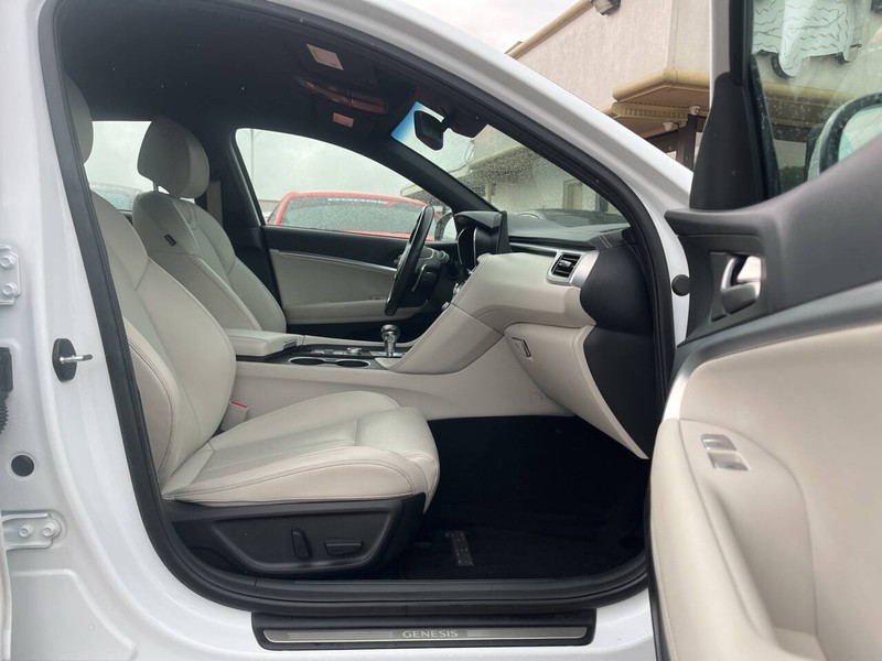 Genesis G70 Vehicle Image 11