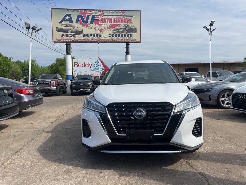 Nissan Kicks Vehicle Image 02