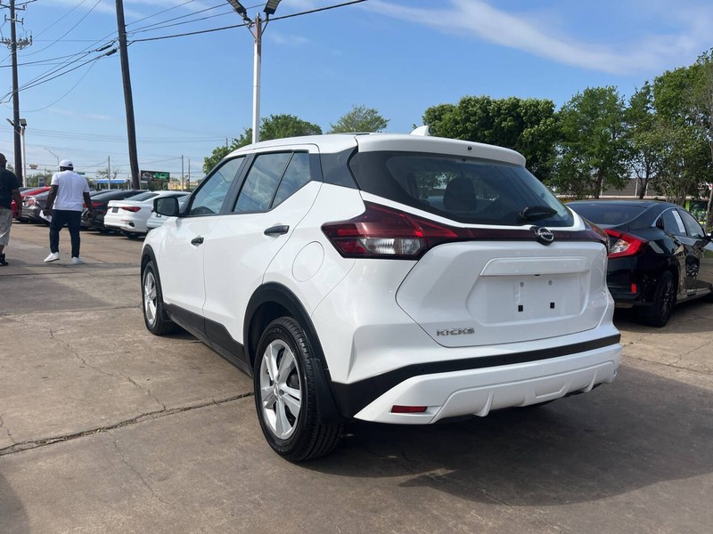 Nissan Kicks Vehicle Image 03