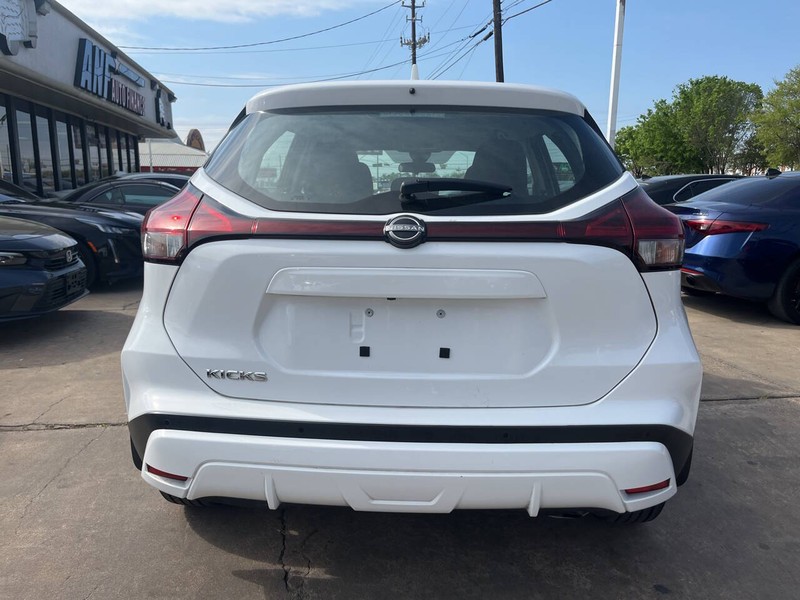 Nissan Kicks Vehicle Image 04