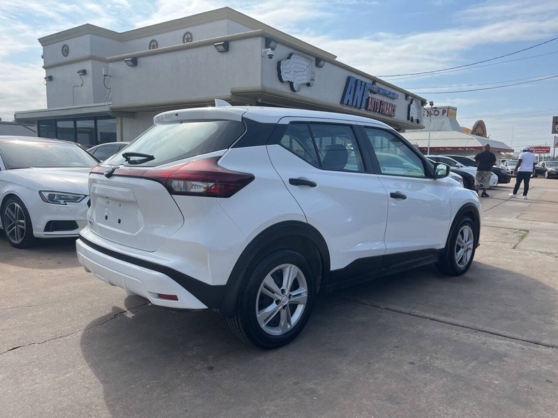 Nissan Kicks Vehicle Image 06