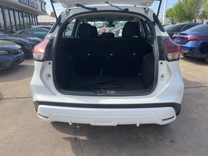 Nissan Kicks Vehicle Image 09