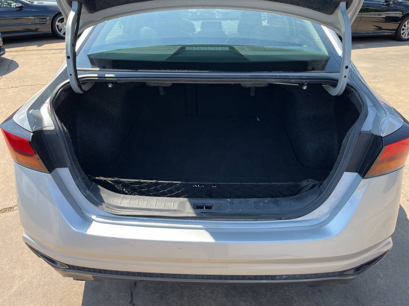 Nissan Altima Vehicle Image 09