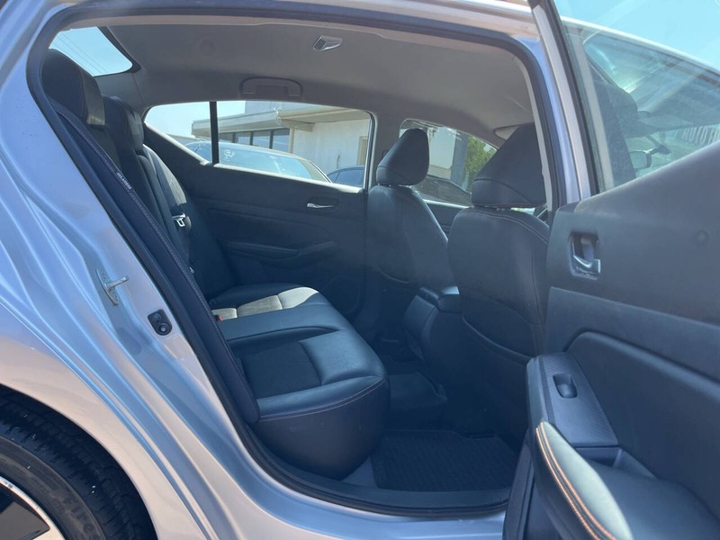 Nissan Altima Vehicle Image 10