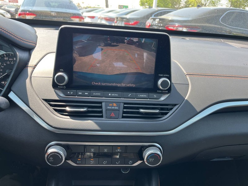 Nissan Altima Vehicle Image 12