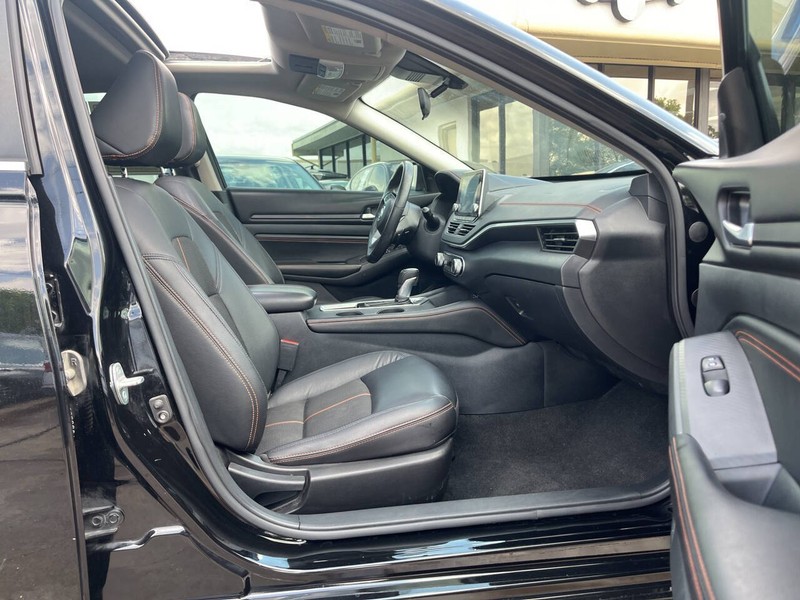 Nissan Altima Vehicle Image 11