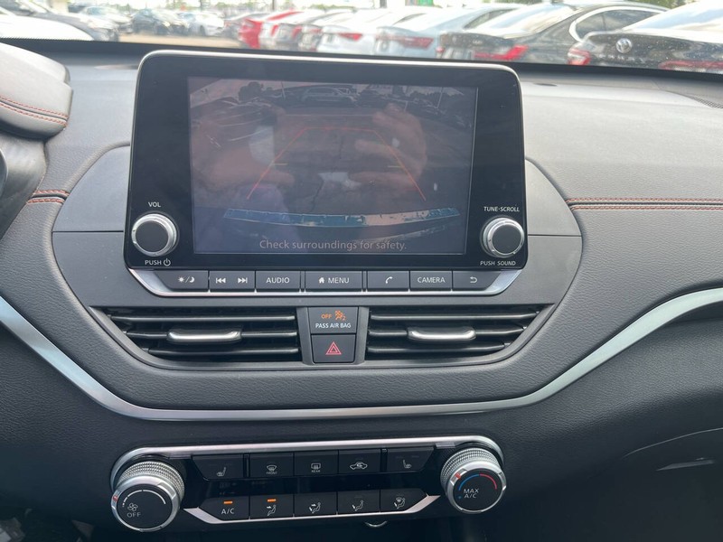 Nissan Altima Vehicle Image 12