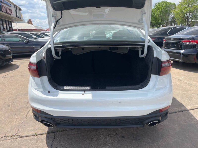 Volkswagen Jetta GLI Vehicle Image 09