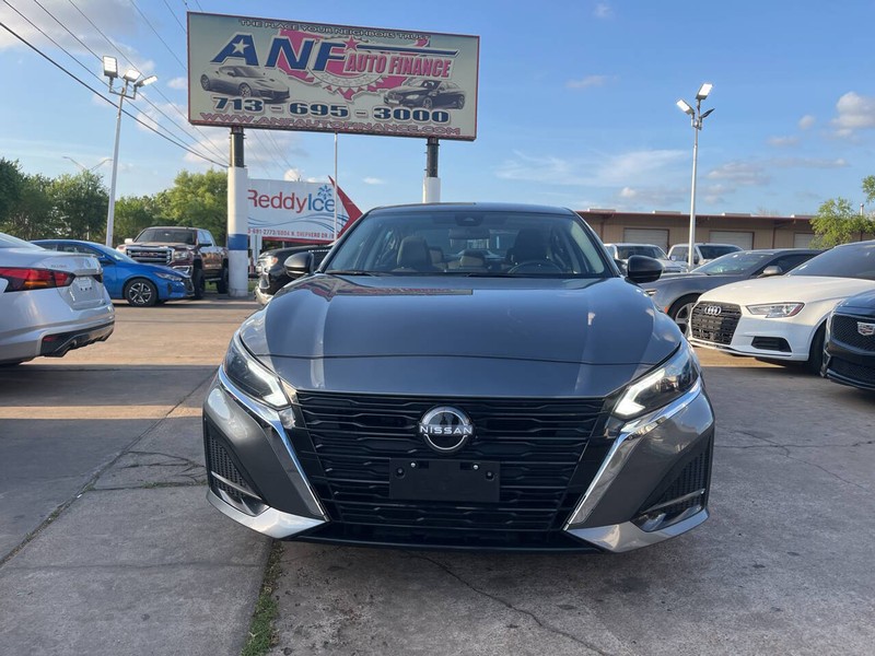 Nissan Altima Vehicle Image 02