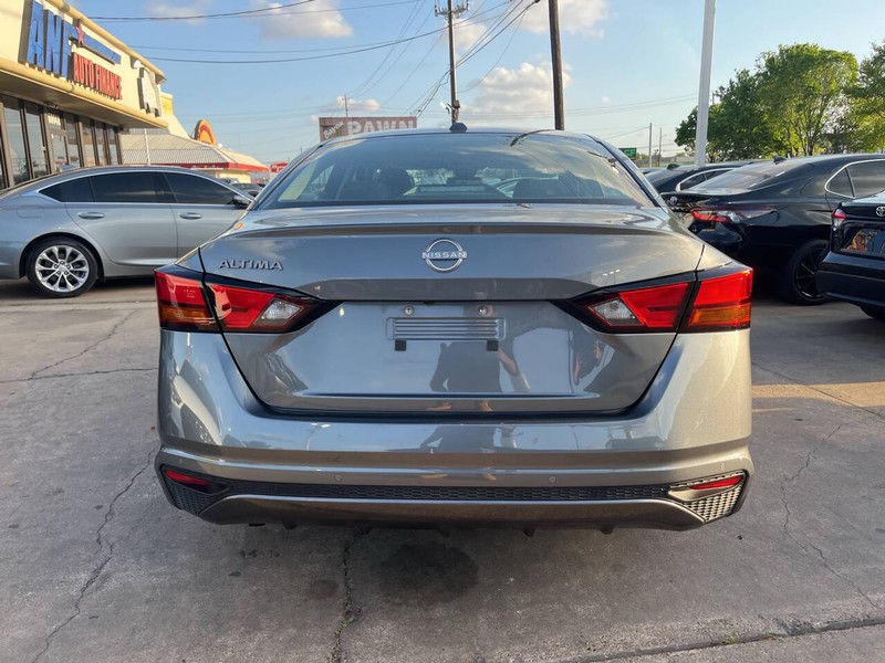 Nissan Altima Vehicle Image 04