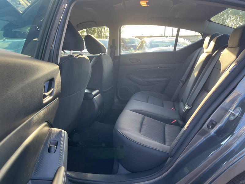 Nissan Altima Vehicle Image 08