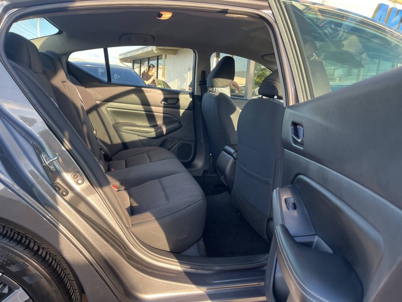 Nissan Altima Vehicle Image 09