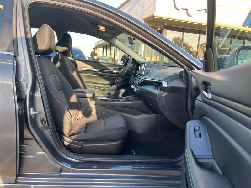 Nissan Altima Vehicle Image 10