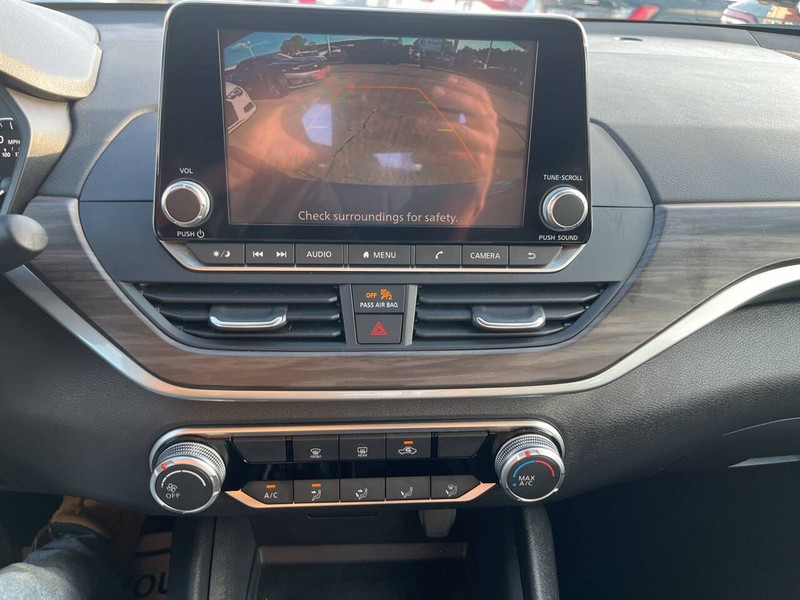 Nissan Altima Vehicle Image 11