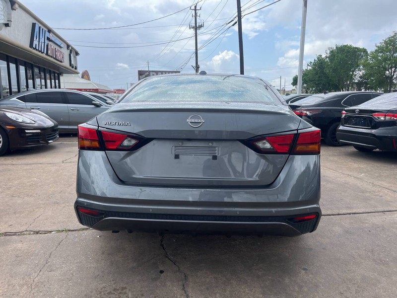 Nissan Altima Vehicle Image 04