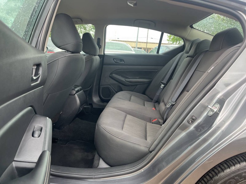 Nissan Altima Vehicle Image 08