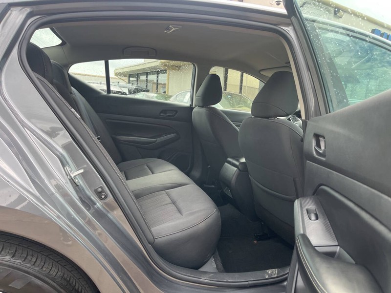 Nissan Altima Vehicle Image 10