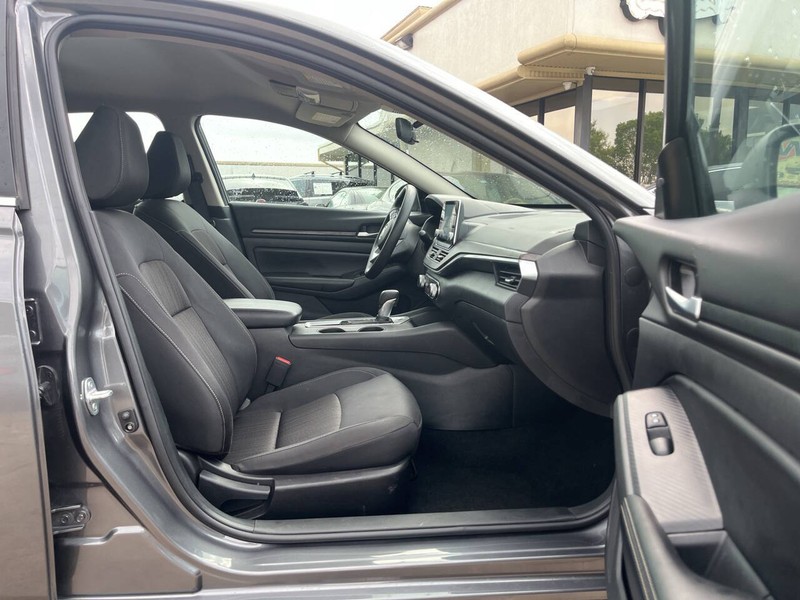 Nissan Altima Vehicle Image 11