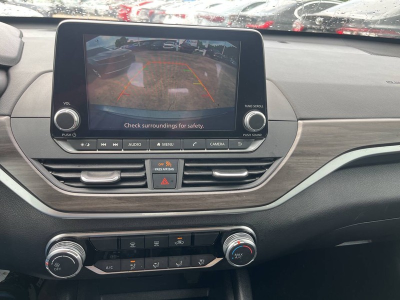 Nissan Altima Vehicle Image 12