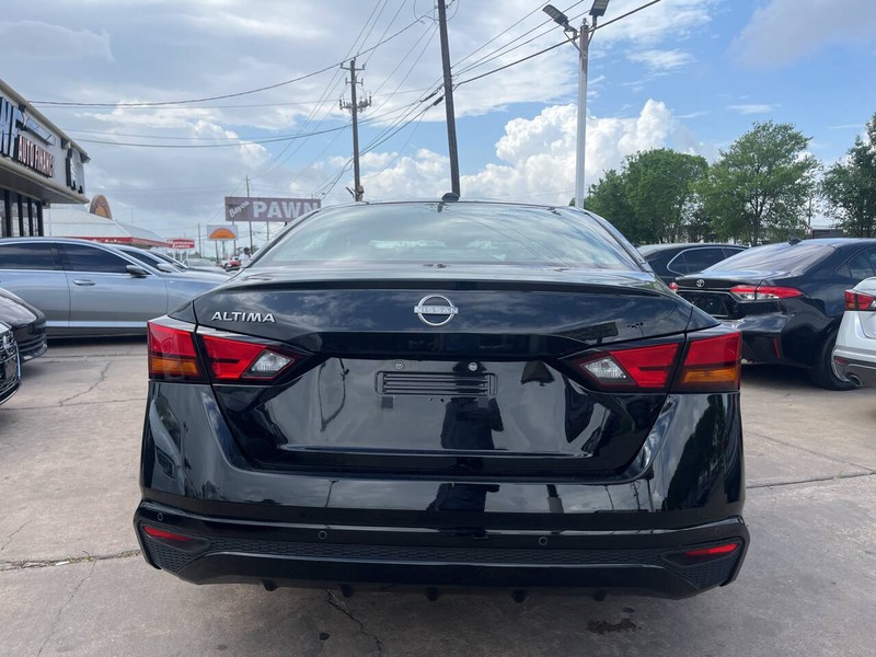 Nissan Altima Vehicle Image 04