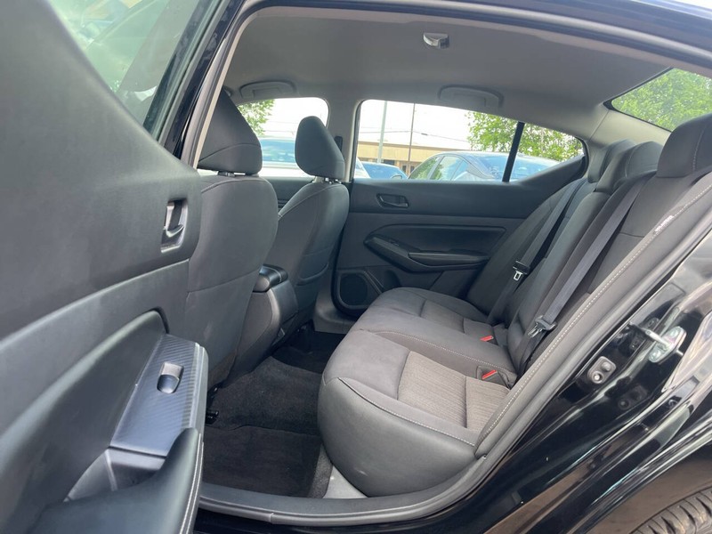 Nissan Altima Vehicle Image 08