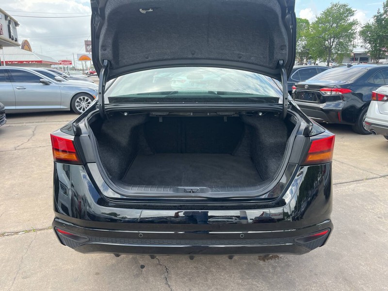 Nissan Altima Vehicle Image 09