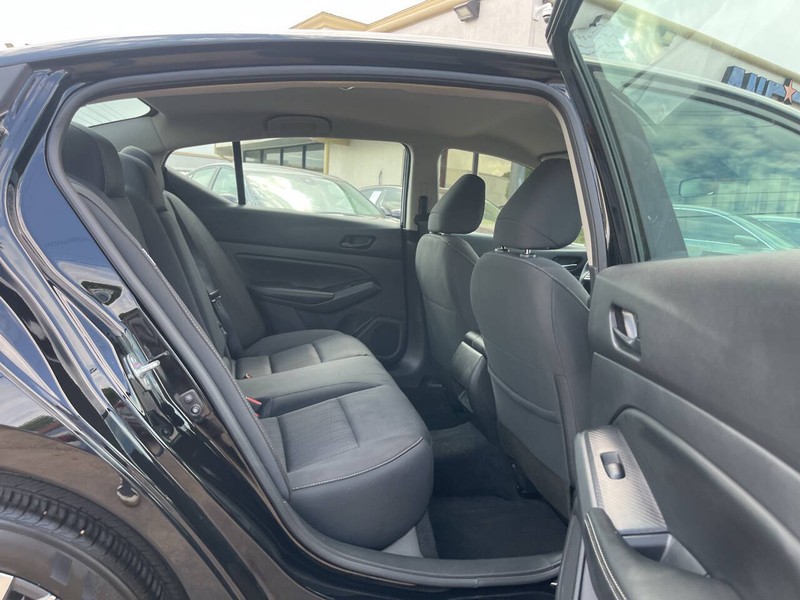 Nissan Altima Vehicle Image 10