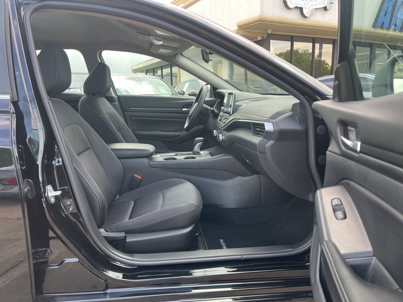 Nissan Altima Vehicle Image 11