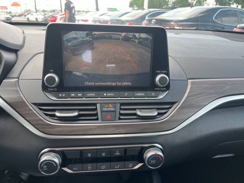 Nissan Altima Vehicle Image 12