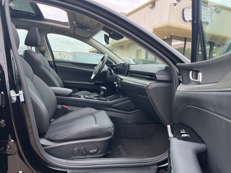 Kia K5 Vehicle Image 11