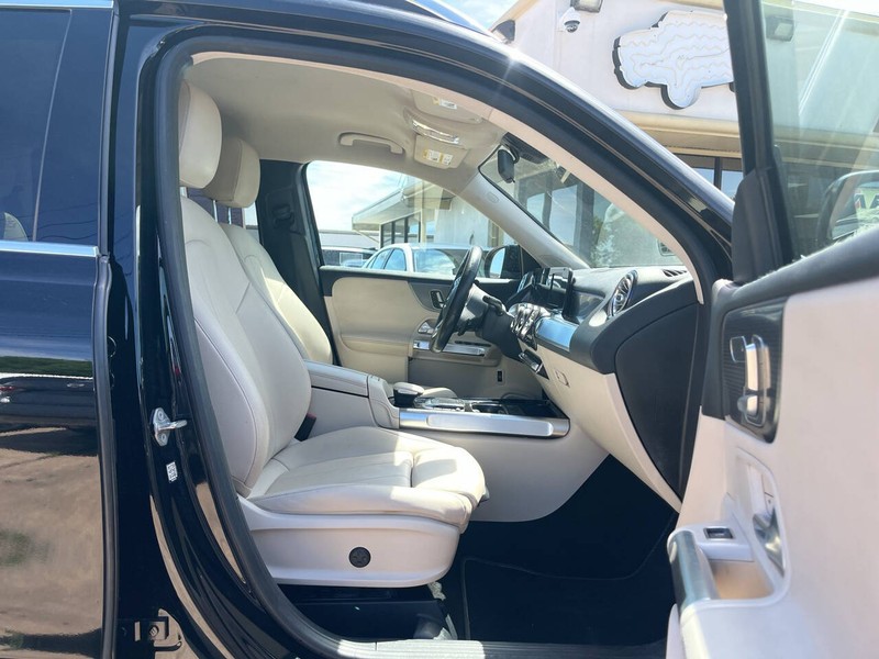 Mercedes-Benz GLB Vehicle Image 11