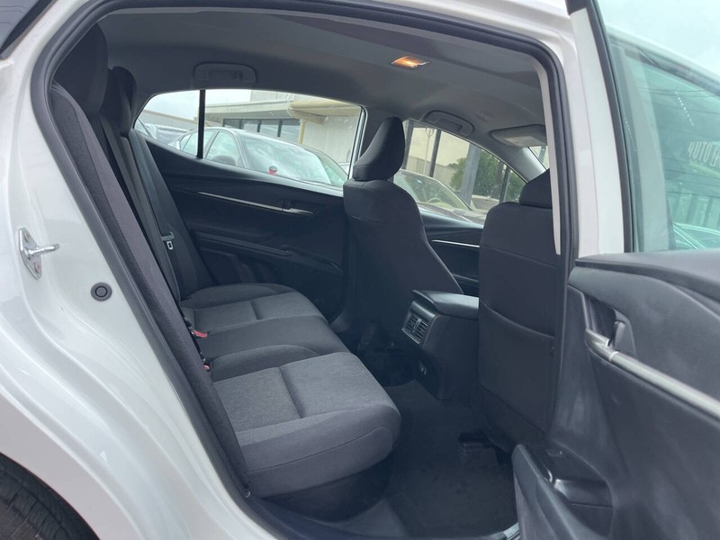 Toyota Camry Vehicle Image 10