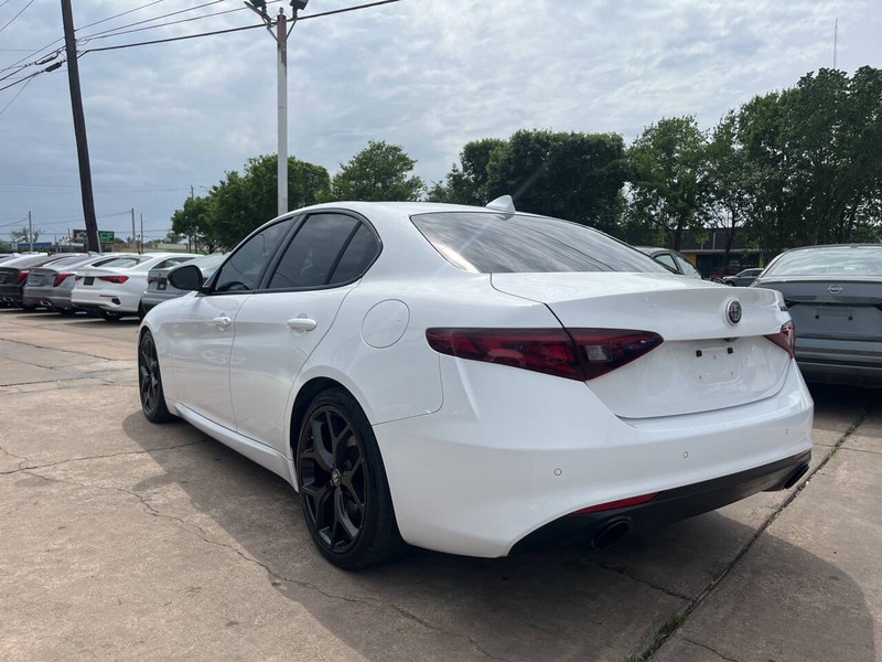 Alfa Romeo Giulia Vehicle Image 03