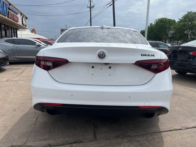 Alfa Romeo Giulia Vehicle Image 04
