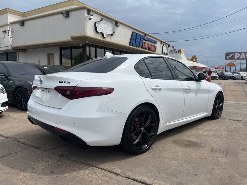 Alfa Romeo Giulia Vehicle Image 05