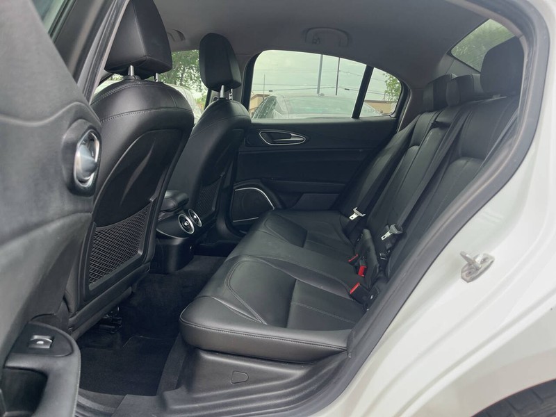 Alfa Romeo Giulia Vehicle Image 08