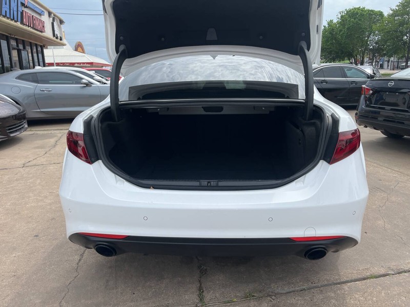 Alfa Romeo Giulia Vehicle Image 09