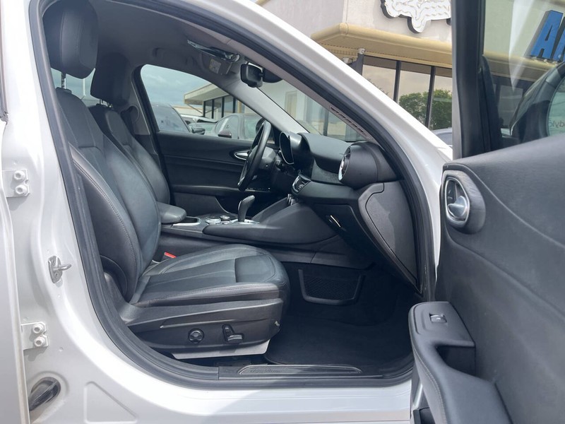 Alfa Romeo Giulia Vehicle Image 11