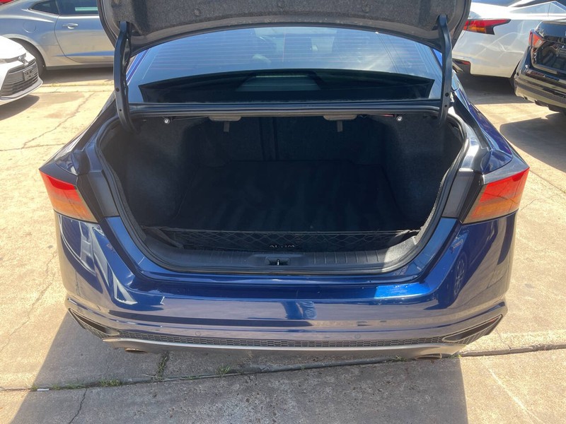 Nissan Altima Vehicle Image 09