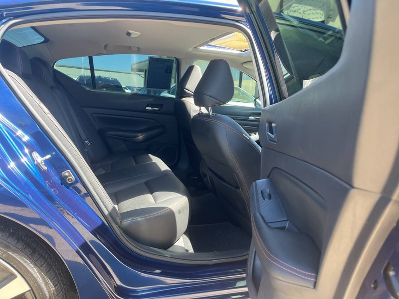 Nissan Altima Vehicle Image 10