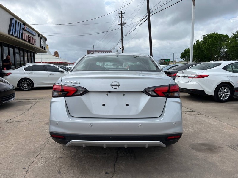 Nissan Versa Vehicle Image 04