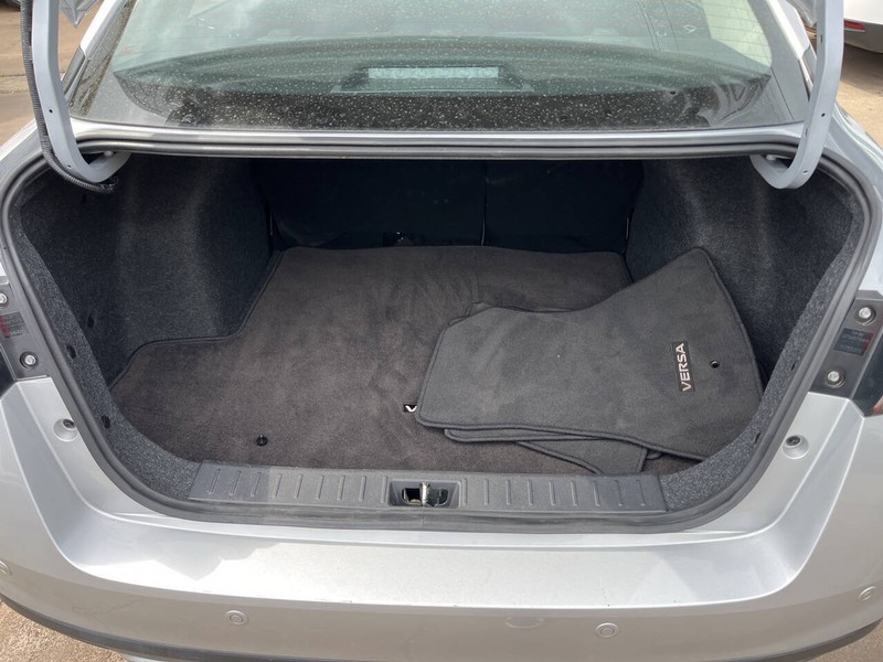 Nissan Versa Vehicle Image 09