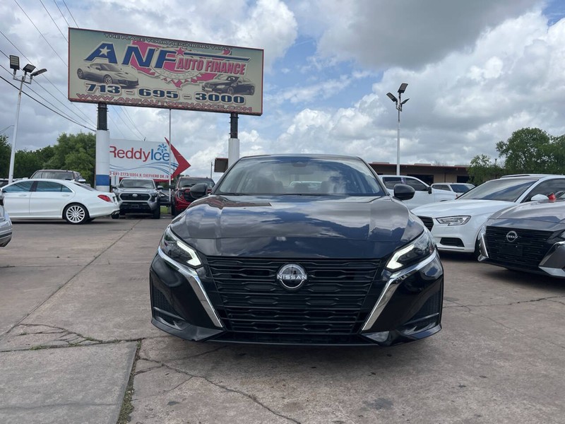 Nissan Altima Vehicle Image 02