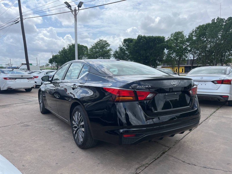 Nissan Altima Vehicle Image 03