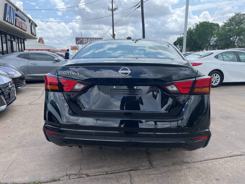 Nissan Altima Vehicle Image 04