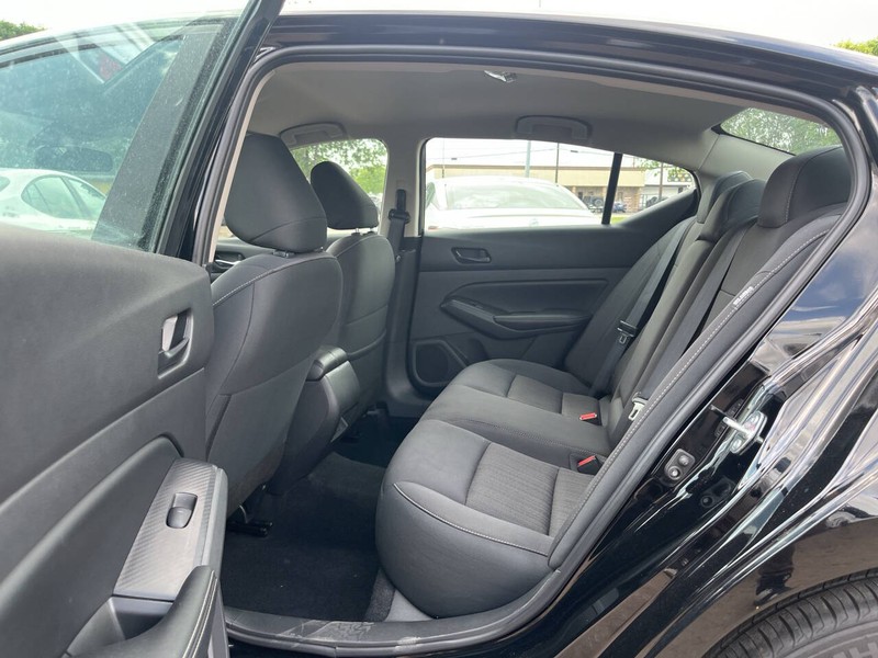 Nissan Altima Vehicle Image 08