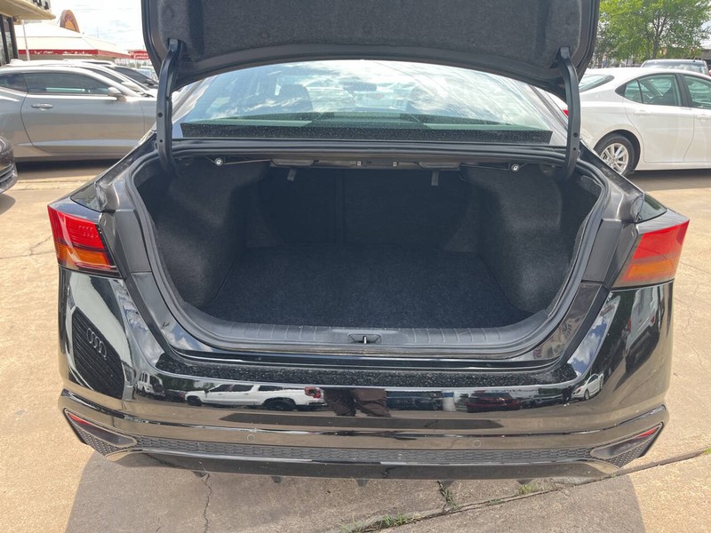 Nissan Altima Vehicle Image 09