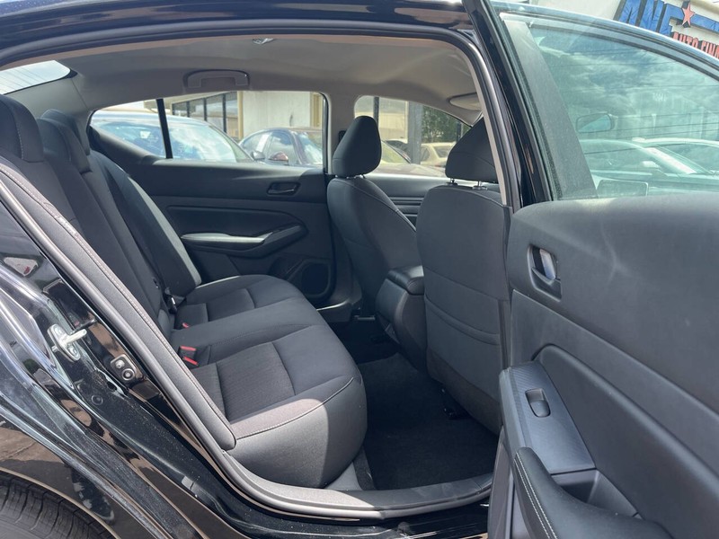 Nissan Altima Vehicle Image 10